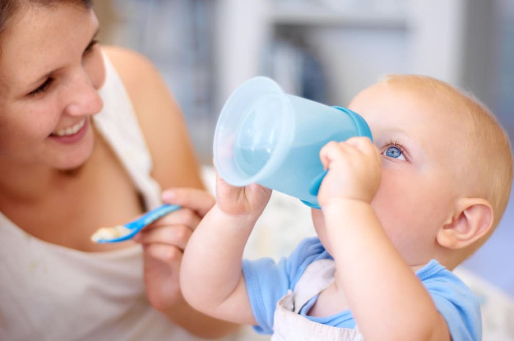 Kako da hranjenje bebe na flašicu bude jednostavnije tokom celog dana?