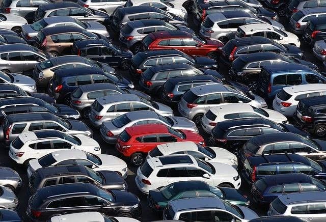 polovni automobili na parkingu